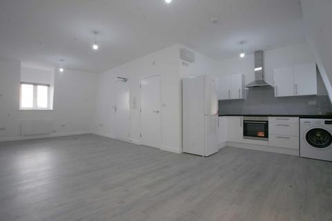 Studio to rent, Cranbrook Road, Ilford, IG1
