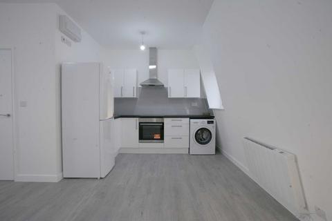 Studio to rent, Cranbrook Road, Ilford, IG1