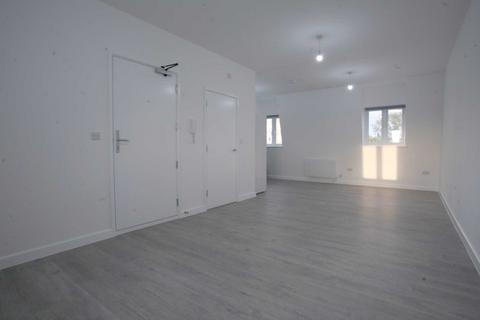 Studio to rent, Cranbrook Road, Ilford, IG1