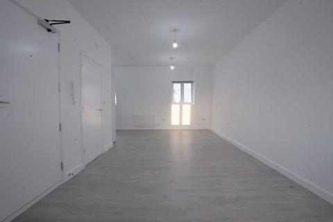 Studio to rent, Cranbrook Road, Ilford, IG1