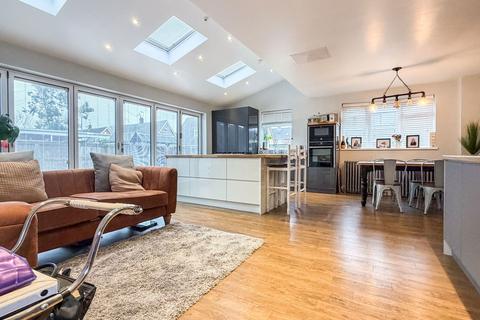 3 bedroom detached house for sale, Churchill Avenue, Cottingham HU16