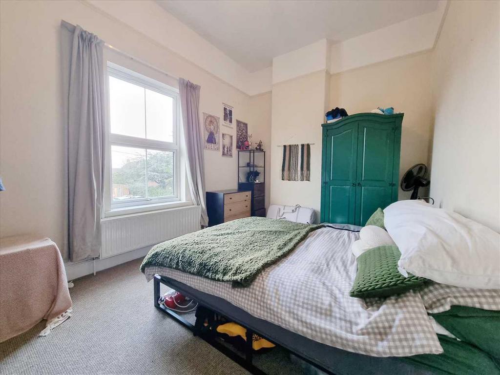 Bedroom 1: