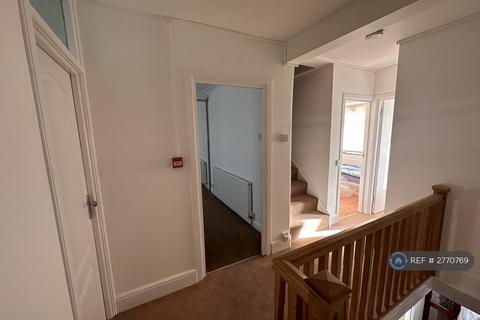 4 bedroom terraced house to rent, Burlington Gardens, Romford, RM6
