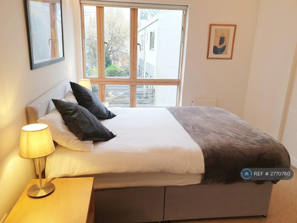 Double Bedroom Overlooking Communal Garden