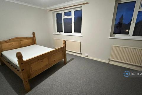 3 bedroom semi-detached house to rent, Clockhouse Lane, Ashford, TW15