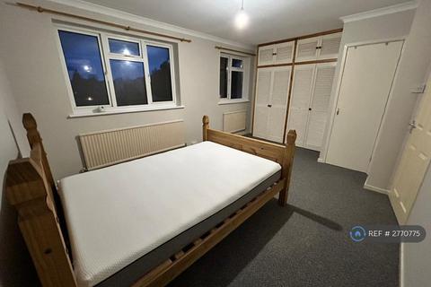 3 bedroom semi-detached house to rent, Clockhouse Lane, Ashford, TW15