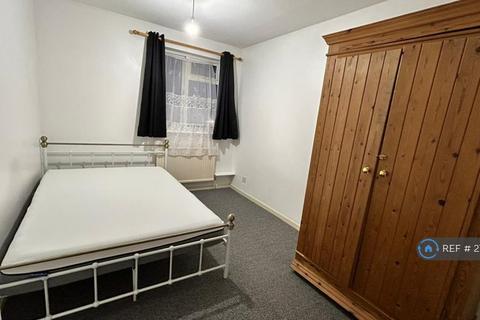 3 bedroom semi-detached house to rent, Clockhouse Lane, Ashford, TW15