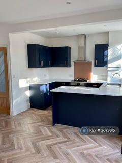 3 bedroom semi-detached house to rent, Gainsborough Road, Crewe, CW2