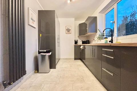 3 bedroom semi-detached house to rent, Longfields Crescent, Hoyland, Barnsley