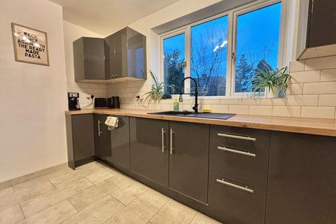 3 bedroom semi-detached house to rent, Longfields Crescent, Hoyland, Barnsley