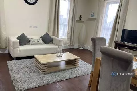 1 bedroom in a house share to rent - Поглед 2
