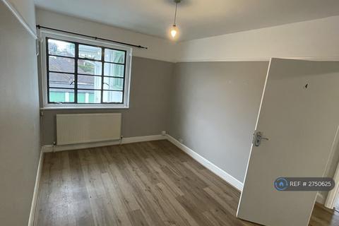3 bedroom flat to rent, Capel Gardens, Pinner, HA5