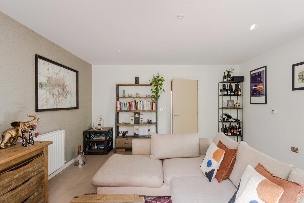 278421 - 2, 7, Valentine Place-46.jpg