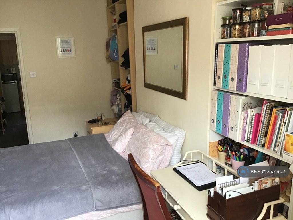 Bedroom/ Lounge