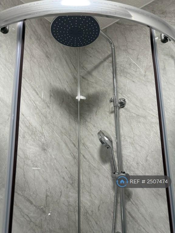 Bathroom-Rooms 3 &amp; 4