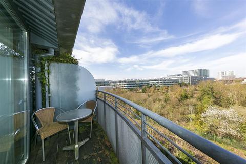 2 bedroom penthouse for sale, Chiswick High Road   London