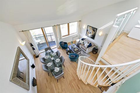 2 bedroom penthouse for sale, Chiswick High Road   London