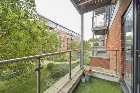 2 bedroom flat to rent, 18 Mostyn Grove, London E3