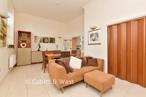 2 bedroom flat for sale, Lavender Close, Leatherhead, Surrey