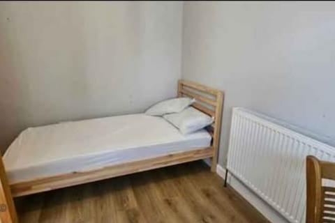 undefined, Uxbridge Road, Feltham TW13