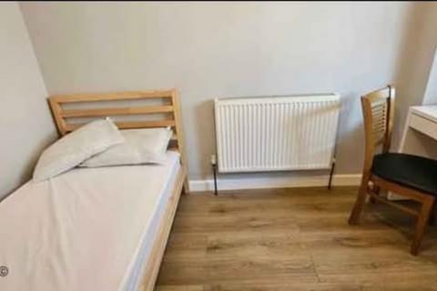 undefined, Uxbridge Road, Feltham TW13