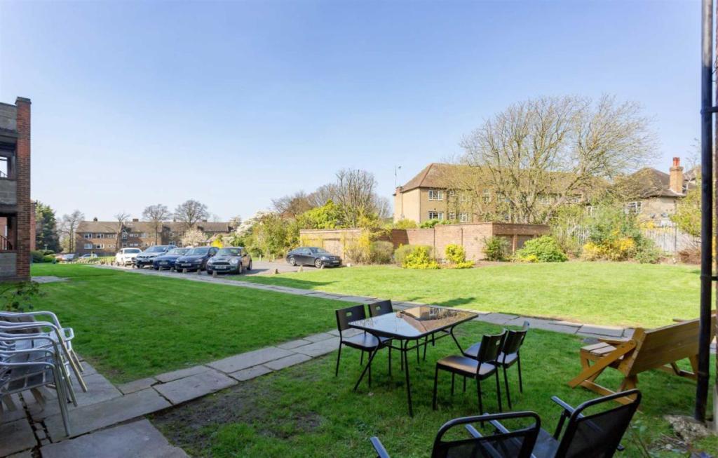 Manor-court-aylmer-road-london-n2