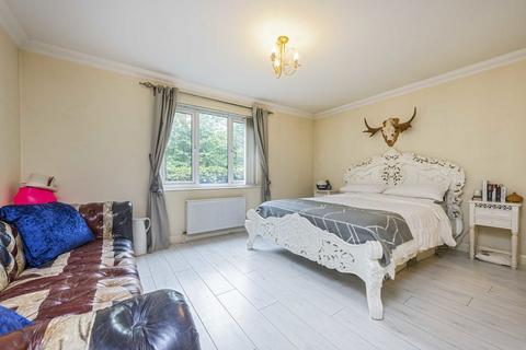2 bedroom flat to rent, Hollyfield Road, Surbiton KT5