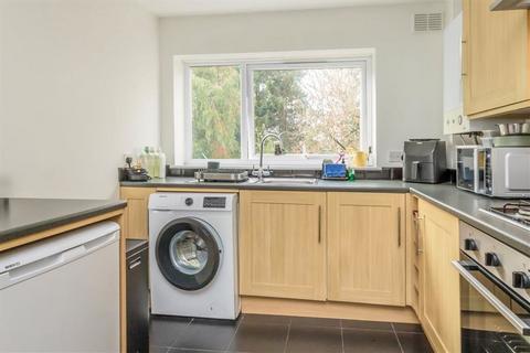 2 bedroom flat to rent, Kemnal Road, Chislehurst BR7
