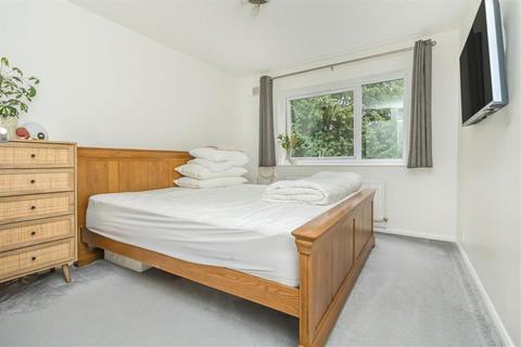 2 bedroom flat to rent, Kemnal Road, Chislehurst BR7