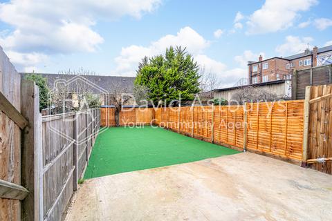 5 bedroom semi-detached house to rent, Ecclesbourne Gardens, Palmers Green, London
