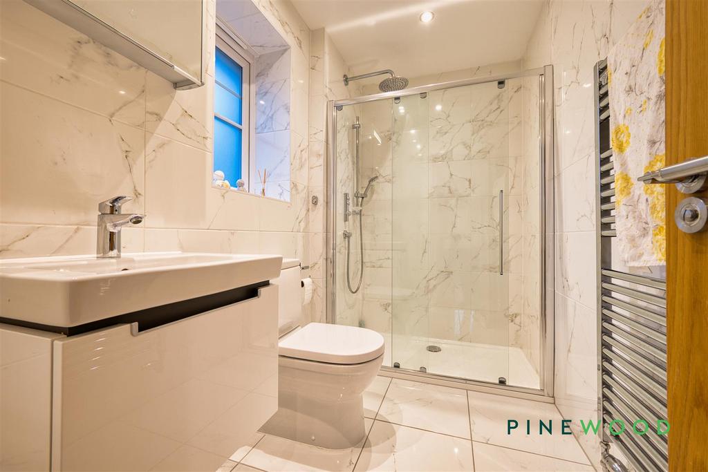 Ensuite (bedroom 2)