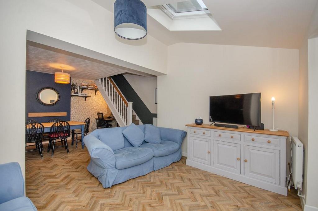 Lounge pic 2.jpg