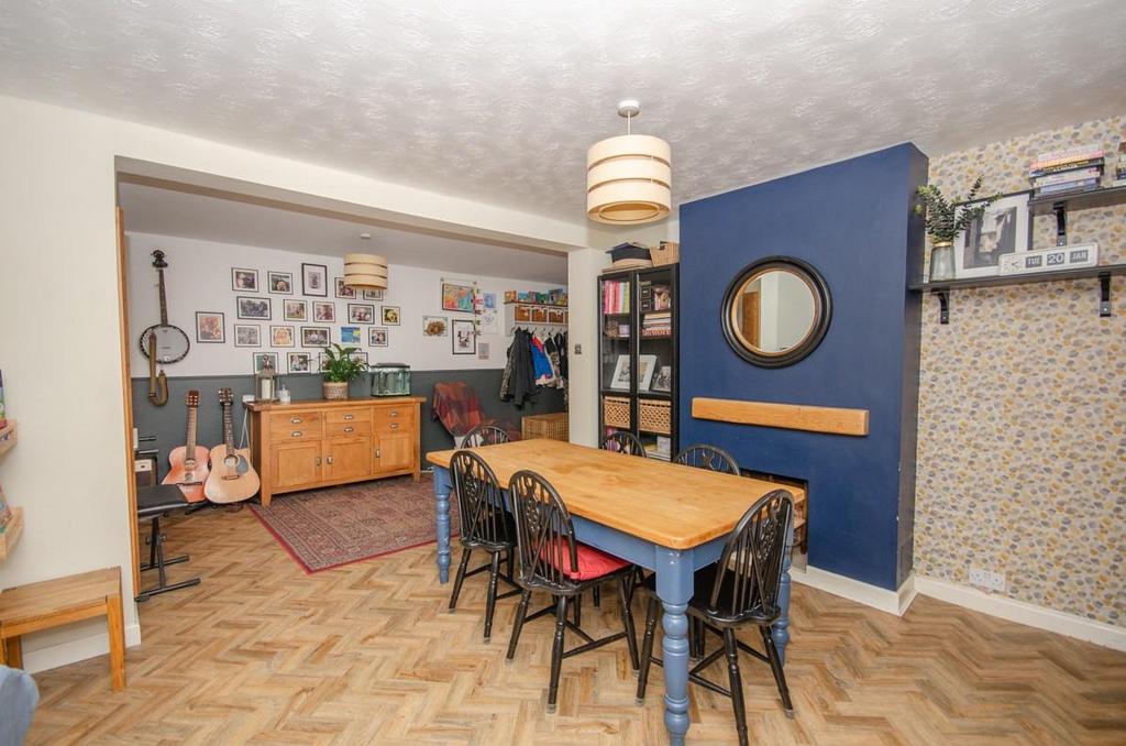 Dining area pic 2.jpg