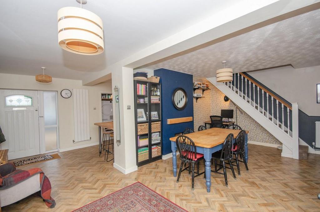 Dining area pic 3.jpg