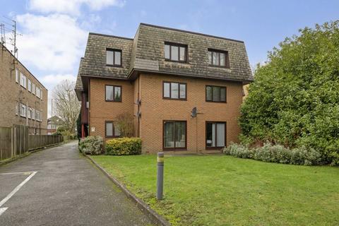 2 bedroom flat to rent, High Road, London N20