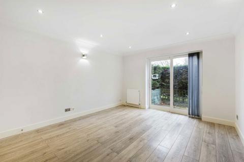 2 bedroom flat to rent, High Road, London N20