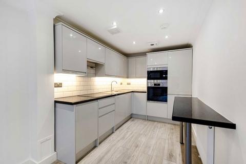 2 bedroom flat to rent, High Road, London N20