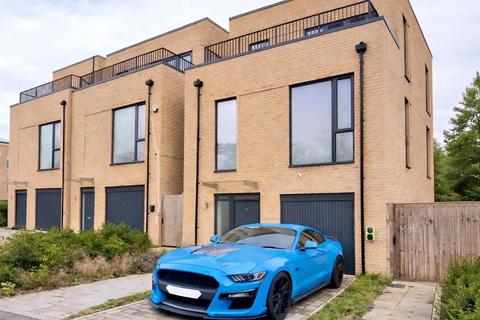 5 bedroom detached house to rent, Henry Darlot Drive, London, NW7