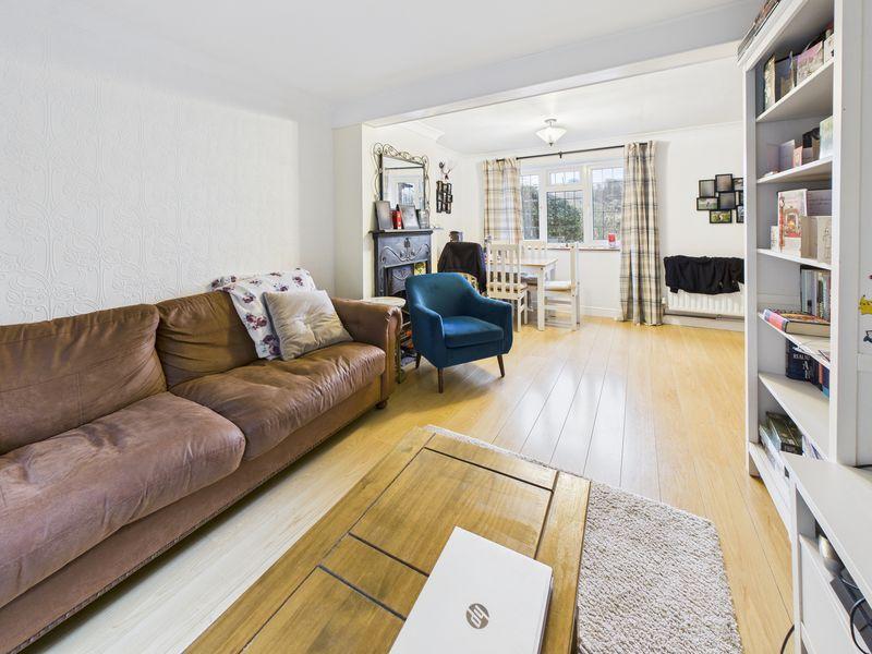 Living room to...