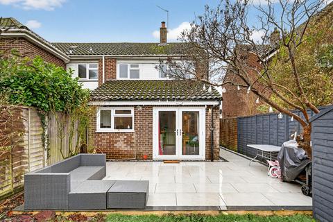 Roakes Avenue, Addlestone