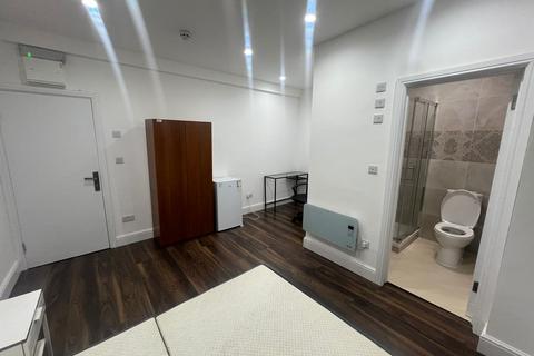 Studio to rent, Selwyn Road, London NW10