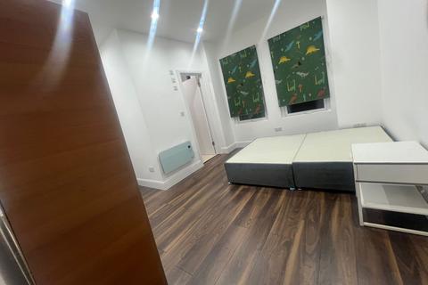 Studio to rent, Selwyn Road, London NW10