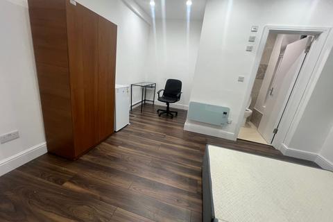 Studio to rent, Selwyn Road, London NW10