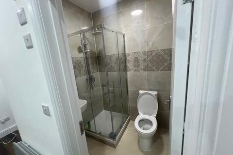 Studio to rent, Selwyn Road, London NW10