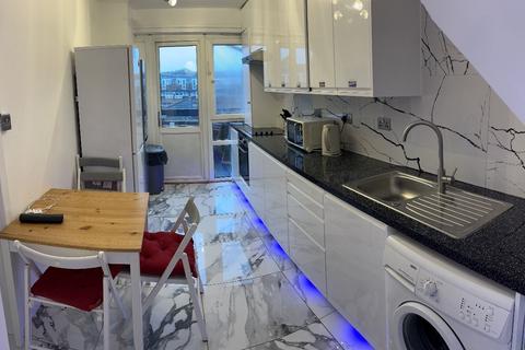 5 bedroom flat for sale, Lampeter Square, London, W6
