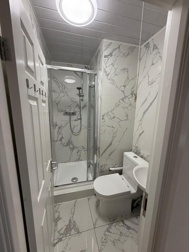 Bedroom 5 en-suite bathroom