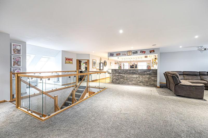 Upper Lounge/bar