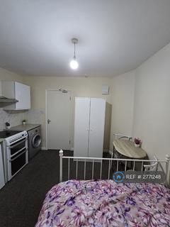 Studio to rent, Berkshire Gardens, London, N13