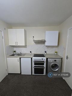 Studio to rent, Berkshire Gardens, London, N13