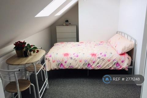 Studio to rent, Berkshire Gardens, London, N13
